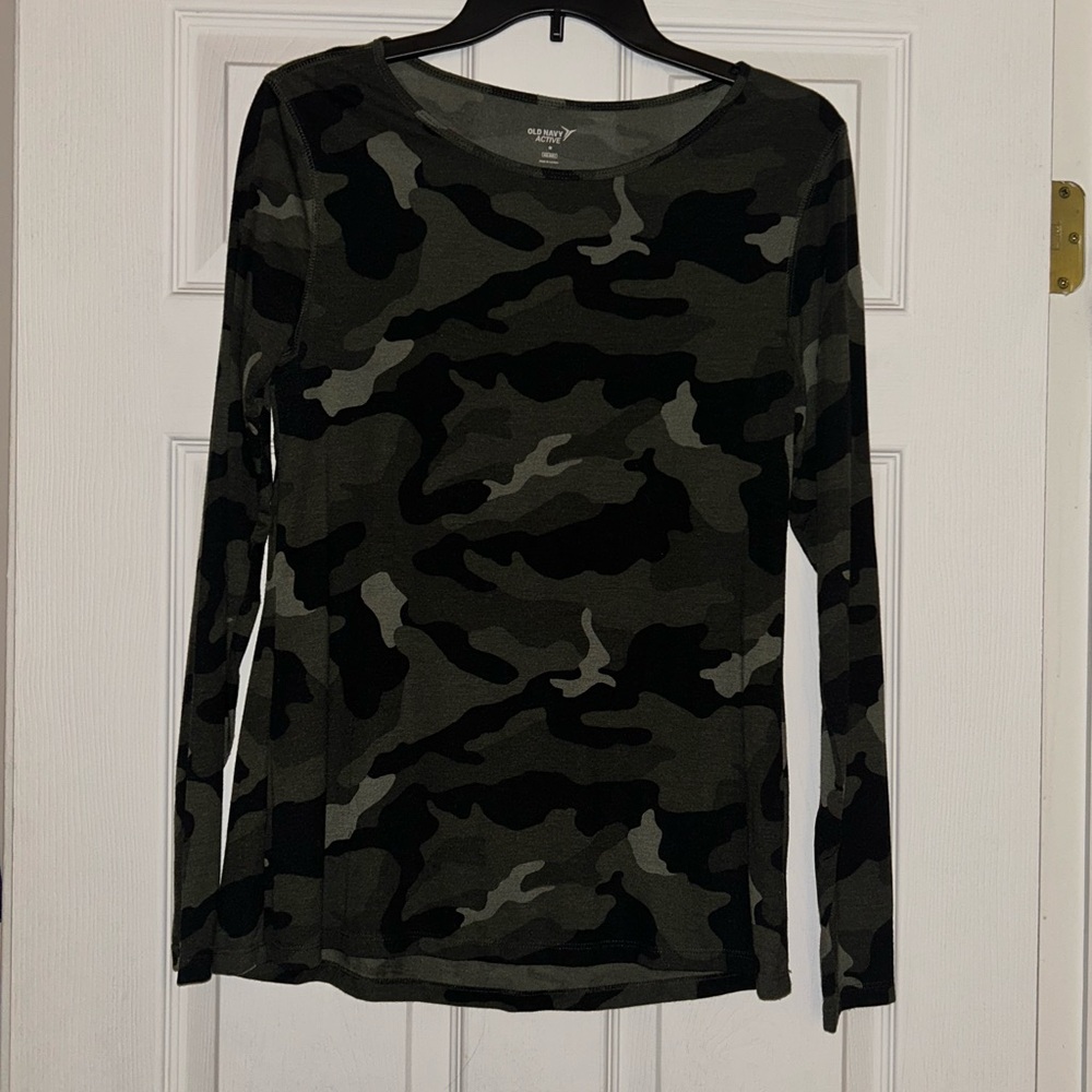 Old Navy Camo Long Sleeve Workout Tee